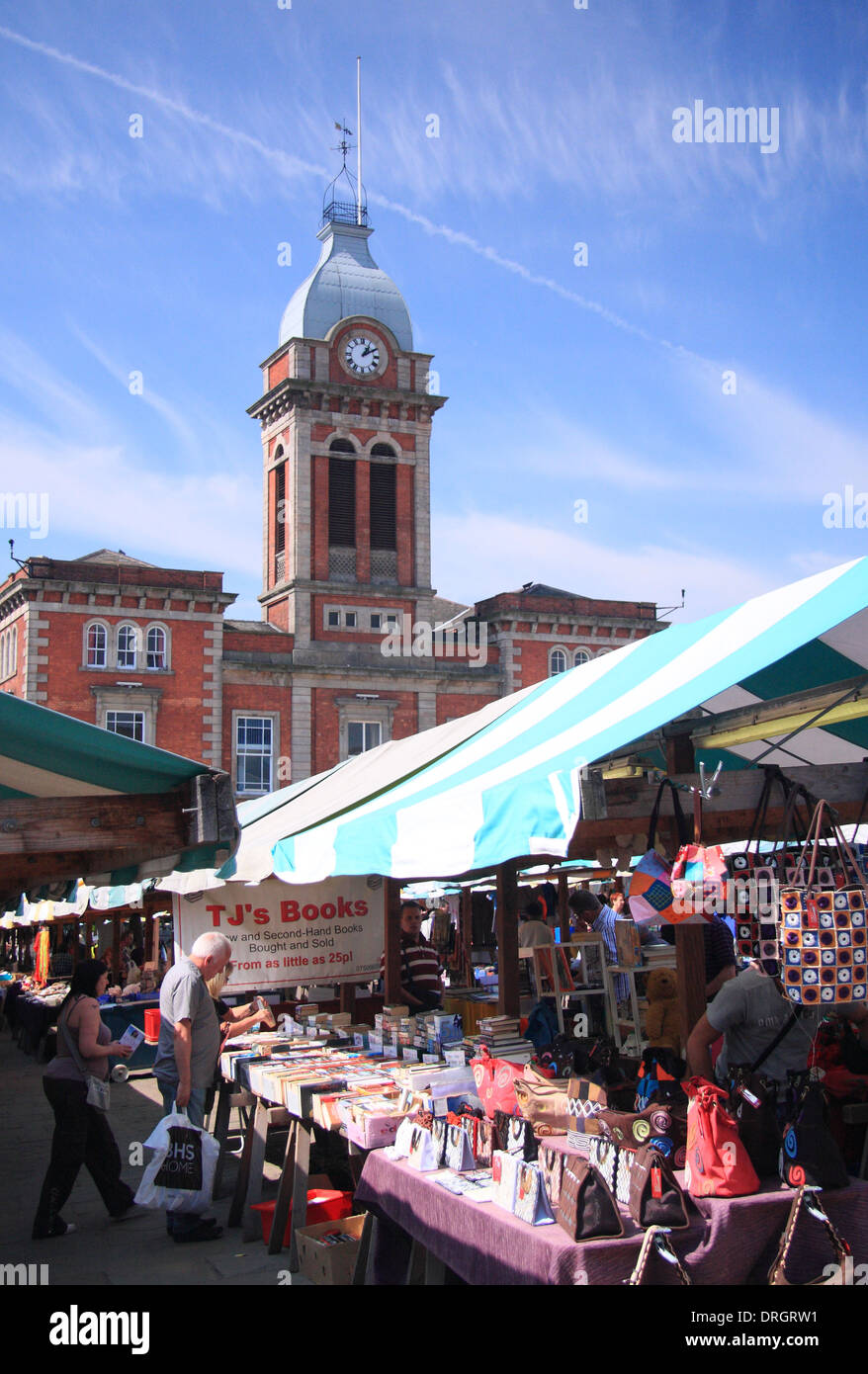 Chesterfield im freien gedeckt Markt mit Blick auf die Stadt Halle, Chesterfield, Nordost-Derbyshire, England, UK Stockfoto