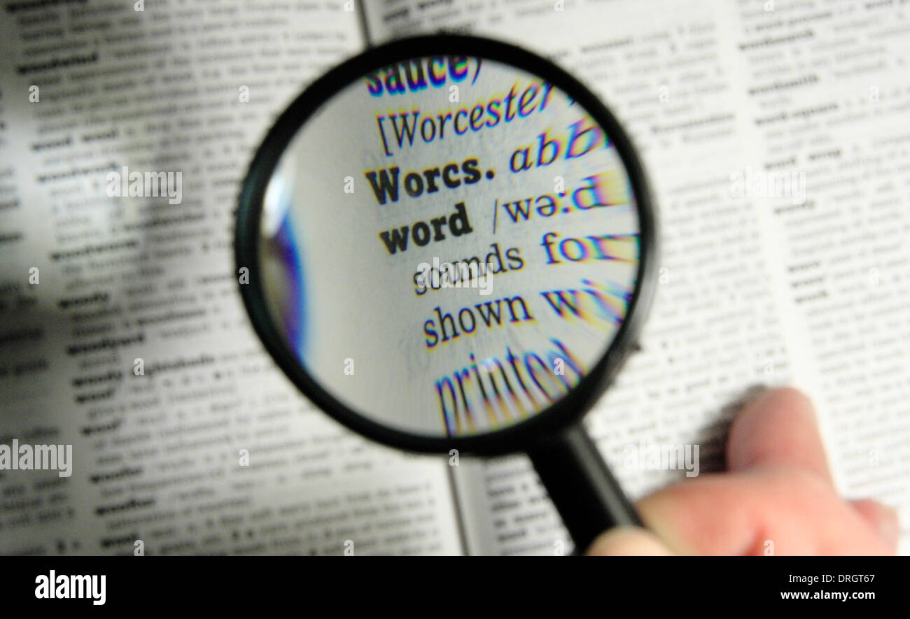 Hervorhebung von "Wort" in einem englischen Wörterbuch durch ein Vergrößerungsglas Stockfoto