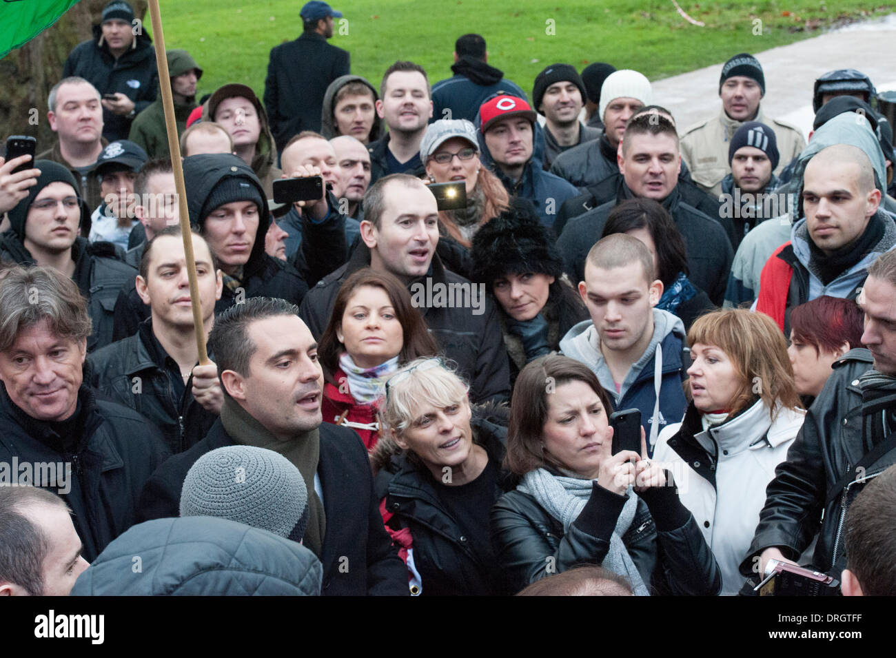 Hyde Park, London. 26. Januar 2014. Gabor Vona, Führer der ungarischen rechtsextreme Partei Jobbik, hielt eine Sitzung der appox.100 Sympathisanten am Speakers Corner, Hyde Park, London. Eine Kontingent von Antifaschisten waren ebenfalls anwesend, getrennt durch eine starke Polizeipräsenz. Stockfoto