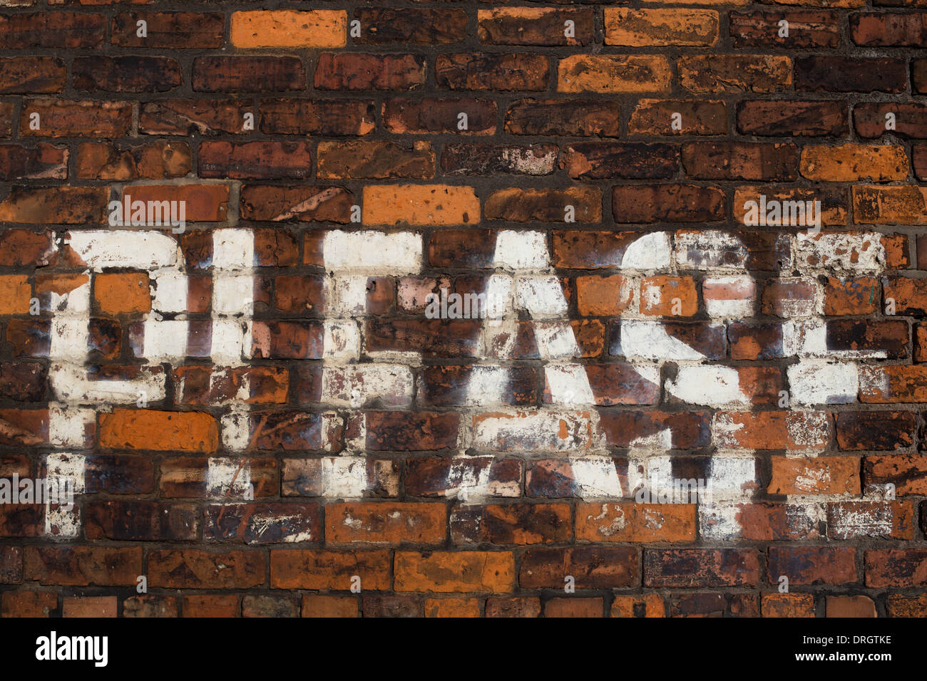 "Bitte" auf eine Mauer mit weißer Farbe geschrieben Stockfoto