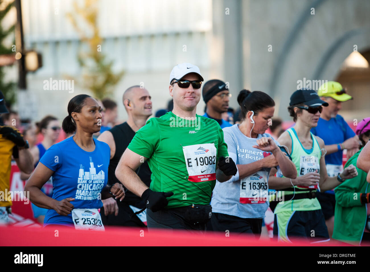 Teilnehmer an der Bank of America Chicago Marathon heruntergekommen Columbus Drive am 13. Oktober 2013. Stockfoto