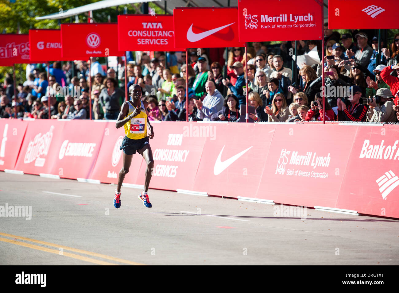 Sammy Kitwara Kenia überquert die Ziellinie bei der Bank of America Chicago Marathon am 13. Oktober 2013. Stockfoto