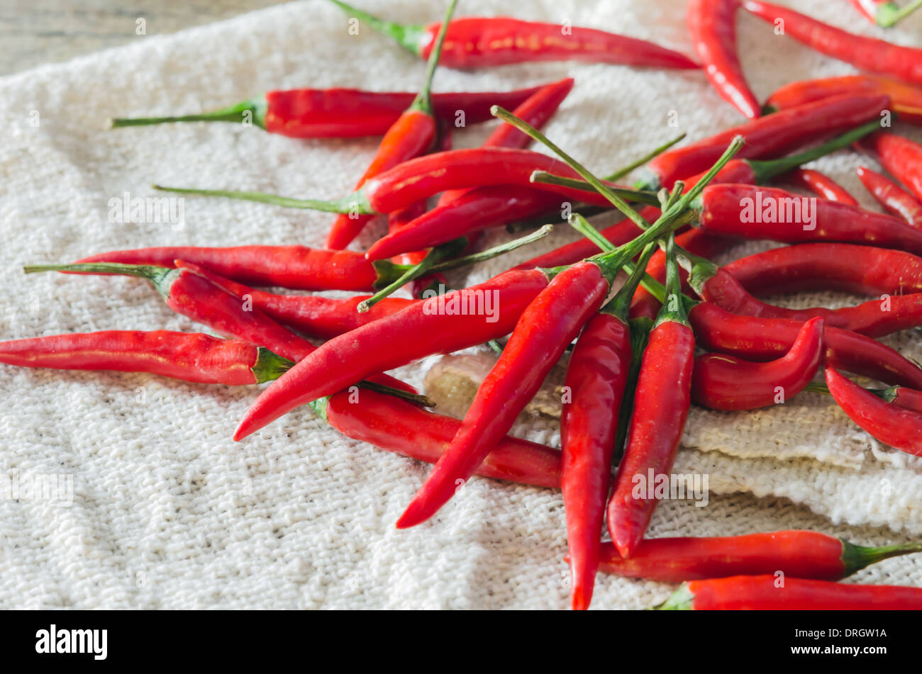 frische rote Chili auf Sackleinen über hölzerne Hintergrund Stockfoto