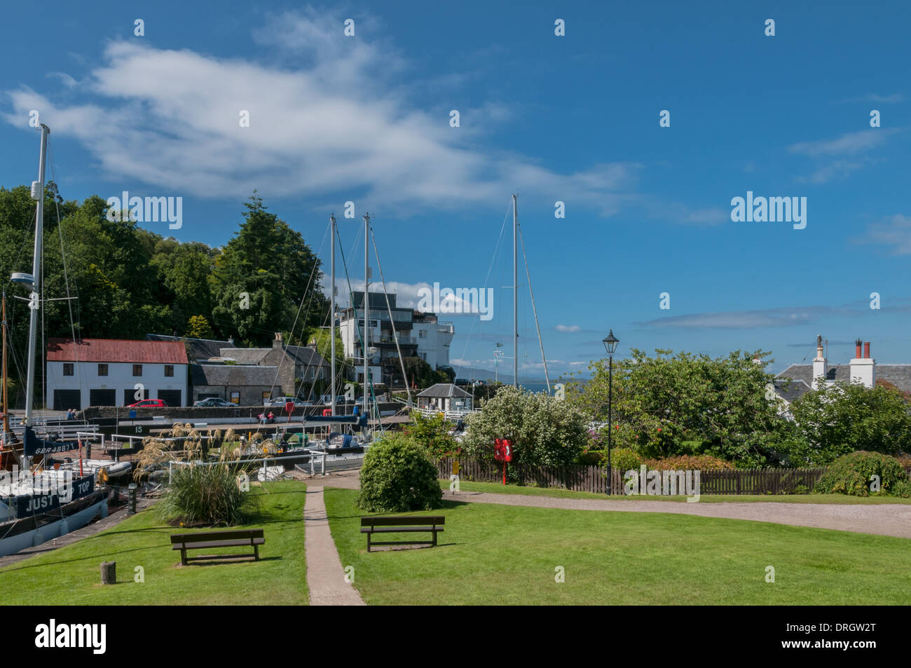 Fron das Schloss bei Crinan Becken über Crinan zum Crinan Hotel und Café neben dem Wasser Argyll & Bute Schottland Stockfoto