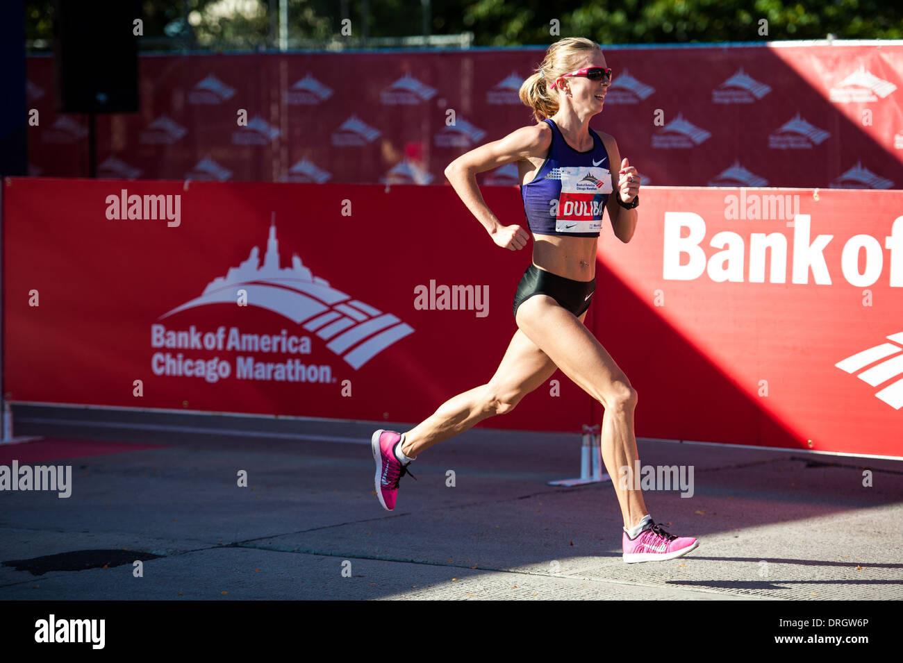 Aliaksandra Duliba der Republik Belarus überquert die Ziellinie bei der Bank of America Chicago Marathon am 13. Oktober 2013. Stockfoto