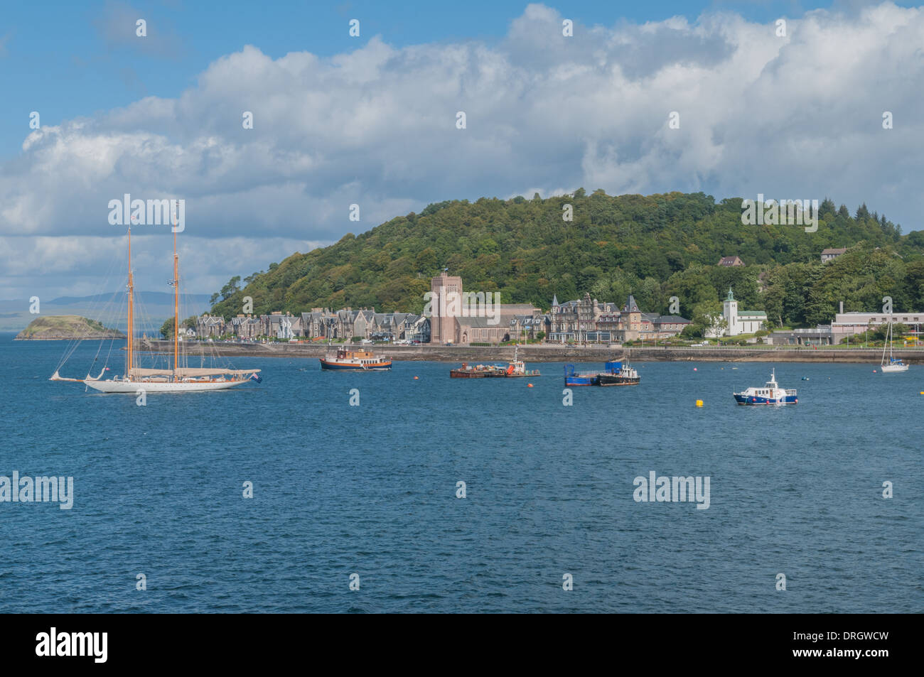 Boote und Yacht zu verankern Oban Bay Oban Argyll & Bute Schottland mit St. Columba Kathedrale Stockfoto