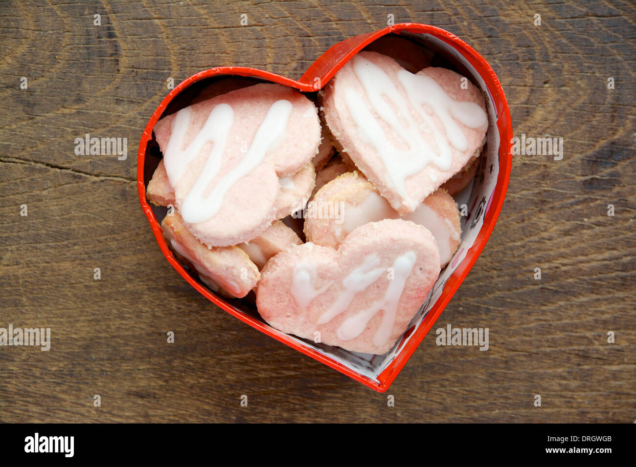 Herzförmige coconut Cookies in einem roten herzförmigen Box. Stockfoto