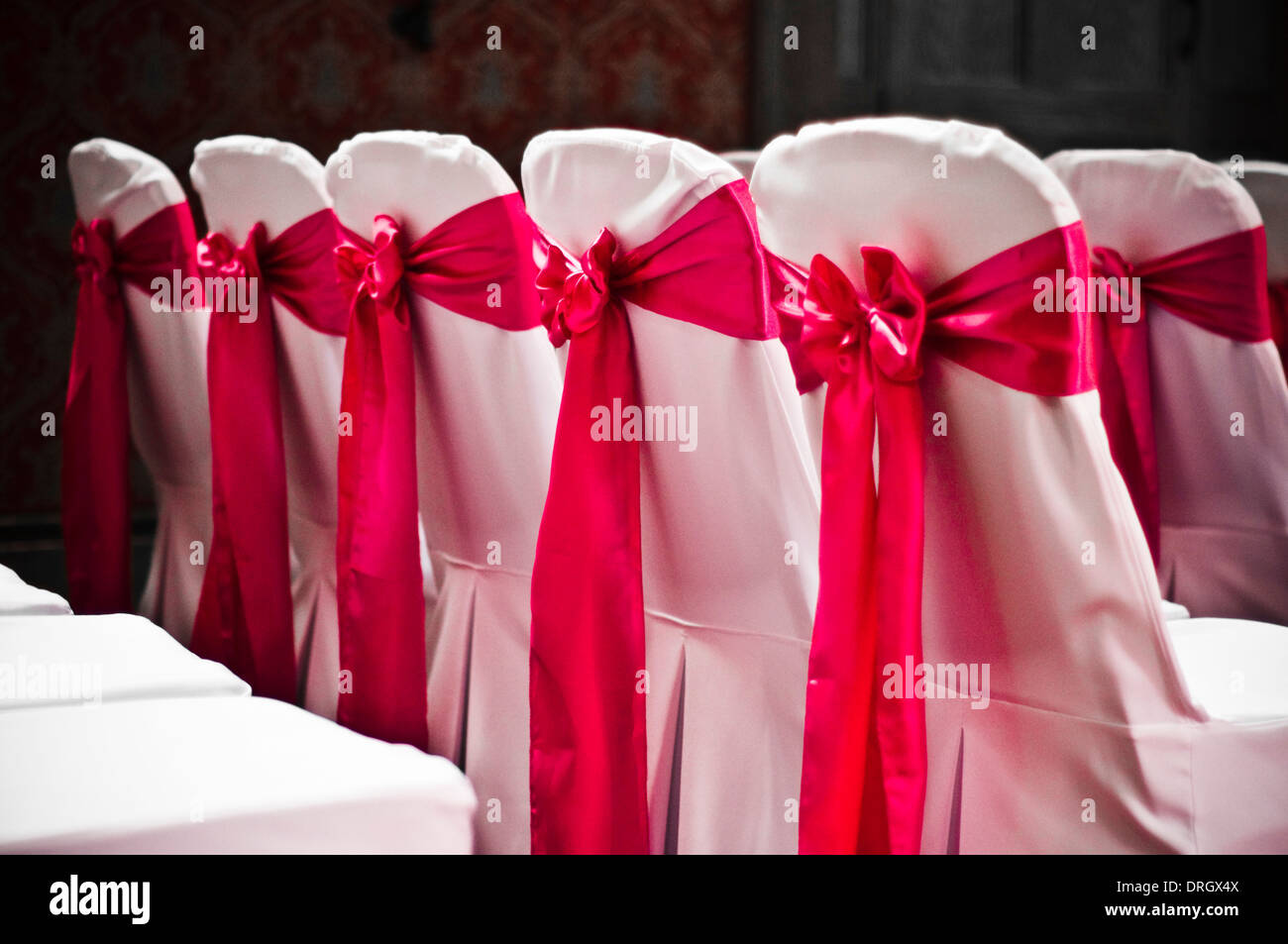 Rosa Schleifen auf überdachten liegen bei einer standesamtlichen Trauung Hochzeit Stockfoto