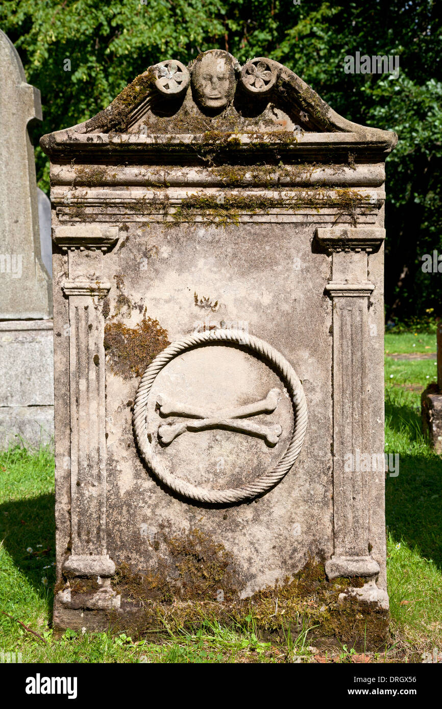 Grabstein mit gekreuzten Knochen auf dem Kirchhof, Luss, Schottland Stockfoto