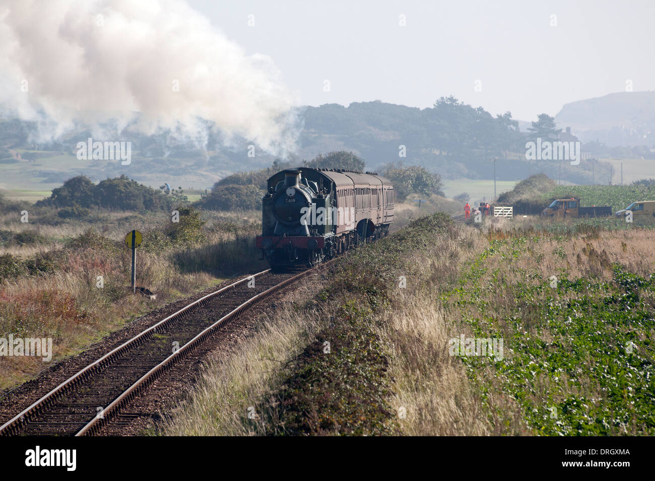 North Norfolk Railway (Mohn-Linie) in der Nähe von Sheringham mit Zug geschleppt durch Dampf Lok 5619 in Richtung Weybourne Stockfoto