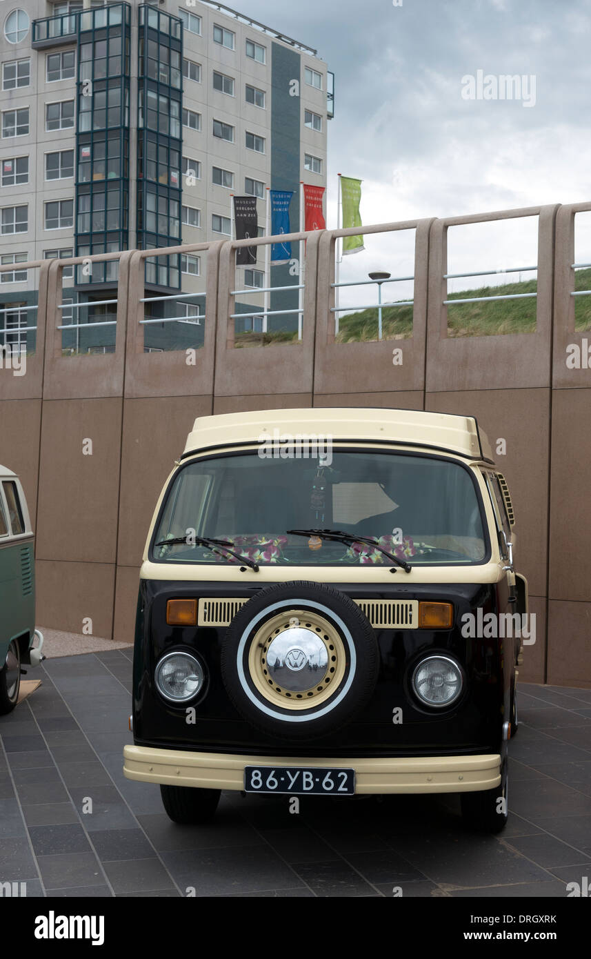 Klassische VW Volkswagen Wohnmobile auf dem Display an Noorderstrand Strand den Haag (Den Haag) Stockfoto