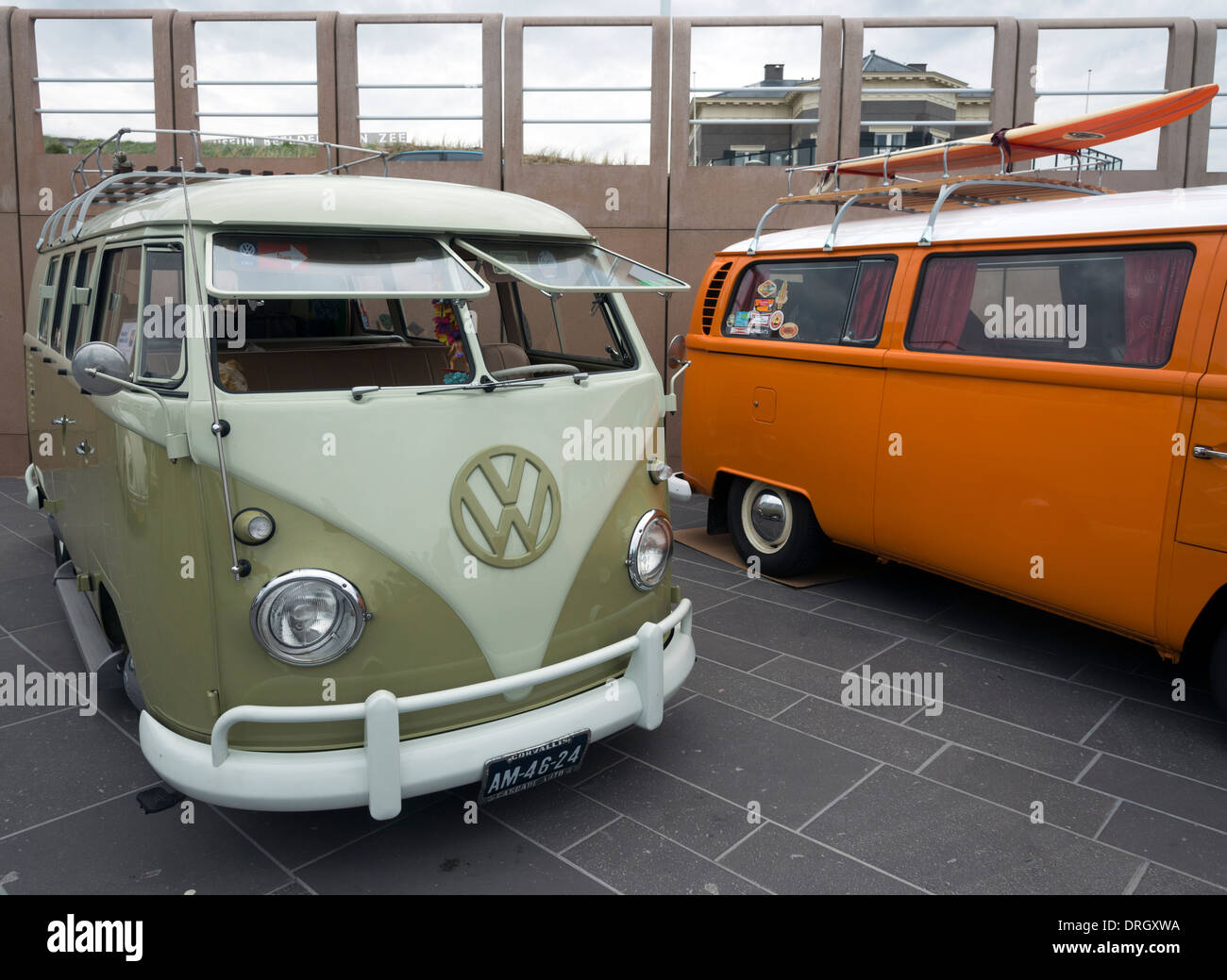 Klassische VW Volkswagen Wohnmobile auf dem Display an Noorderstrand Strand den Haag (Den Haag) Stockfoto