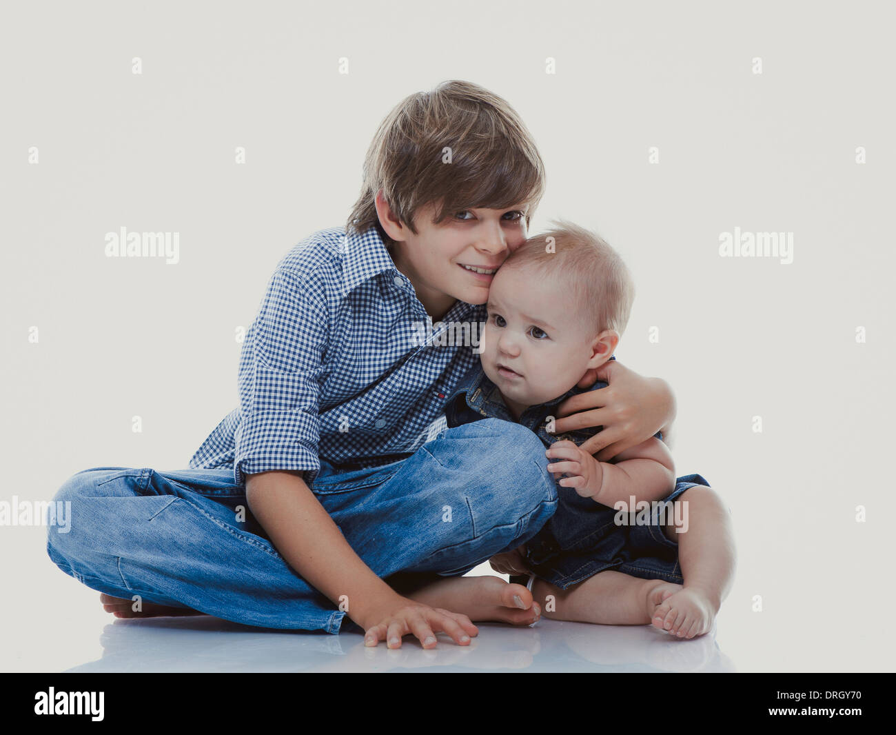 Großer Bruder Mit Kleiner Schwester - Geschwister Stockfoto