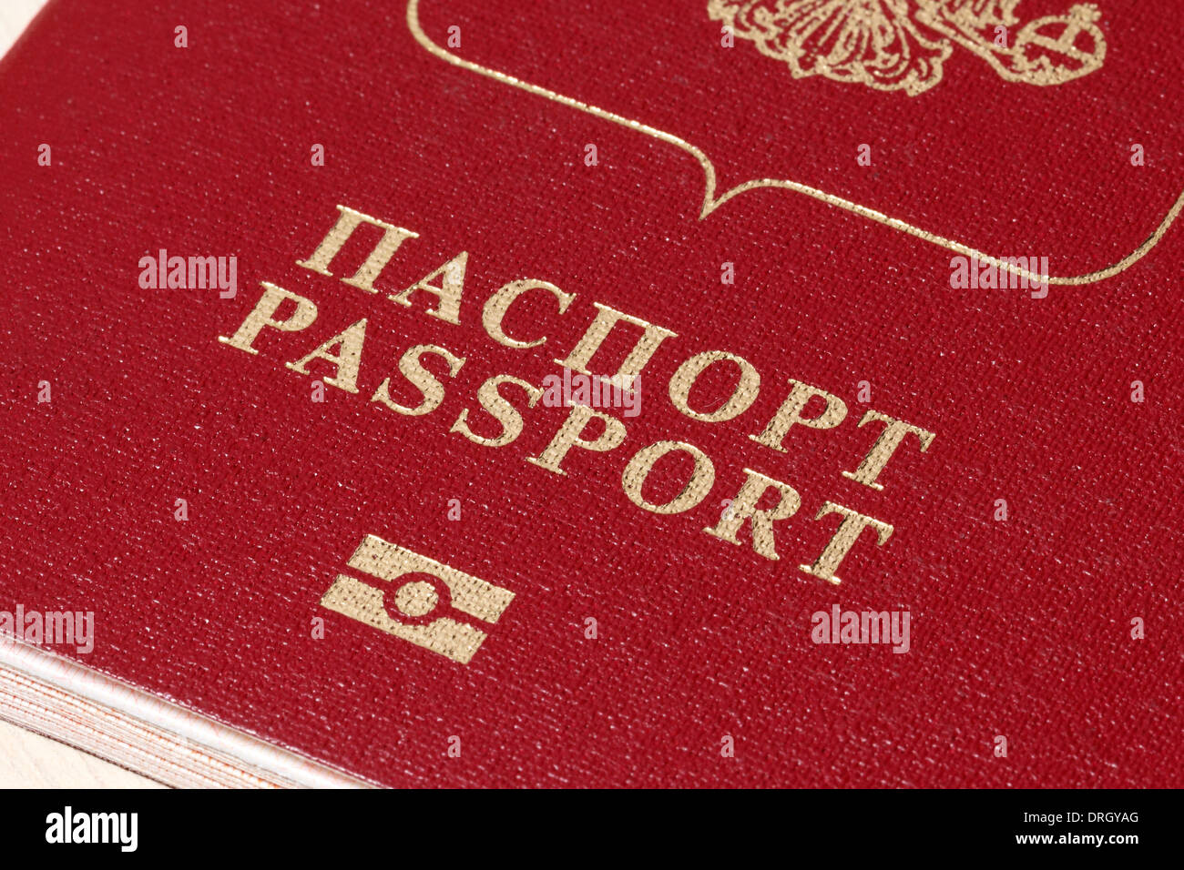 Beschriftung und biometrischen Zeichen auf roten russischen Pass Stockfoto