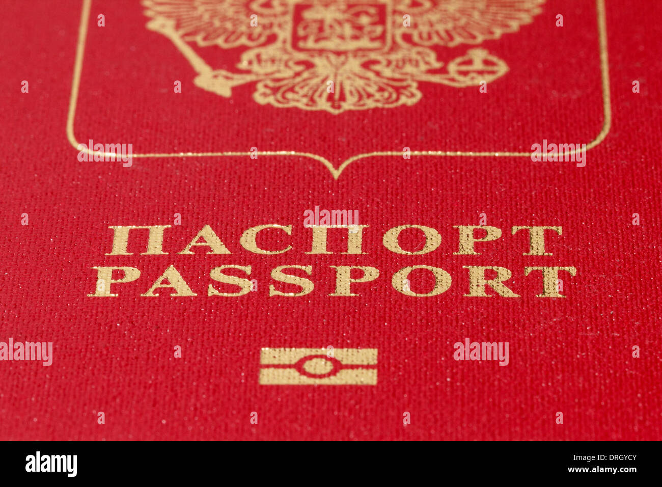 Beschriftung und biometrischen Zeichen auf roten russischen Pass Stockfoto