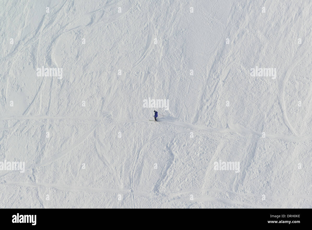 Einsame Skifahrer durchqueren der Piste bergab vom Gipfel des das Nebelhorn, Oberstdorf, Bayern. Deutschland Stockfoto