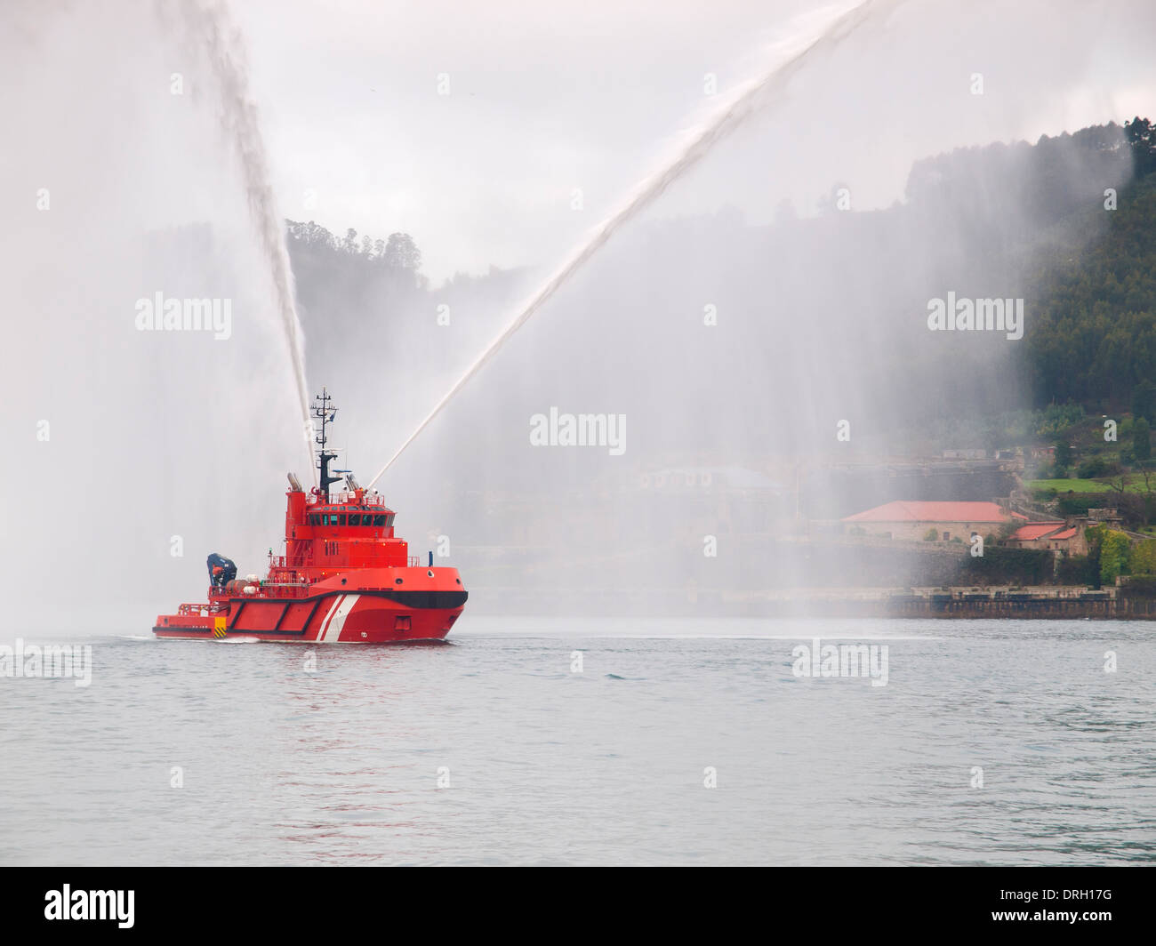 Bergung Schlepper mit zwei großen Wasserstrahlen in Ferrol-Mündung. Stockfoto