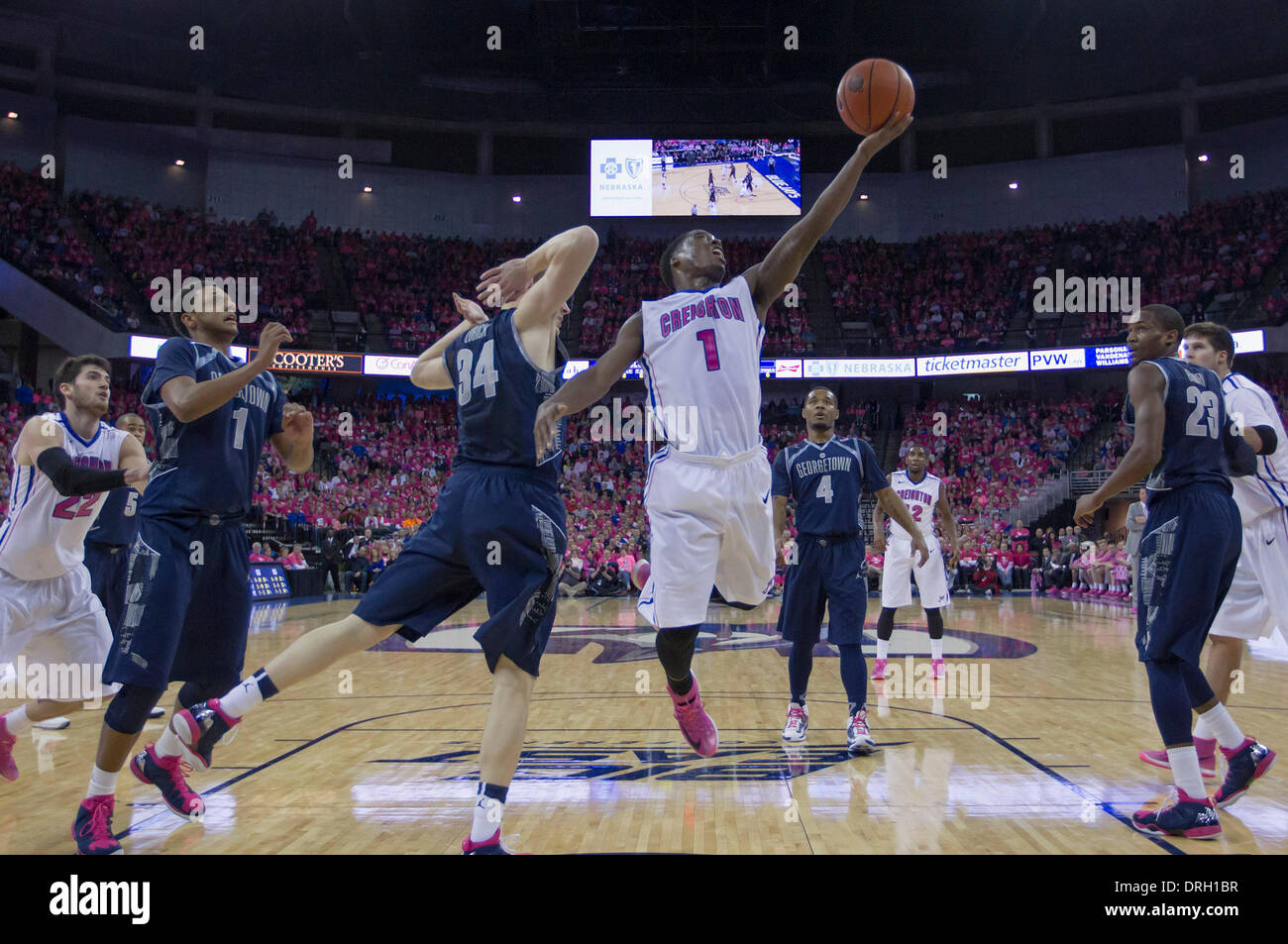 Omaha, Nebraska, USA. 26. Januar 2014. 25. Januar 2014 - Omaha, NE US - Creighton Bluejays bewachen Austin Chatman #1 Versuche eine 1. Hälfte Layup als Georgetown Hoyas vorwärts Nate Lubick #34 vermeidet Verschmutzung bei einem NCAA Männer Basketball-Spiel zwischen Georgetown Hoyas und Creighton Bluejays Jahrhundert Link Center in Omaha, NE. Creighton gewann 76-63.Michael Spomer/Cal Sport Media/Alamy Live News Stockfoto