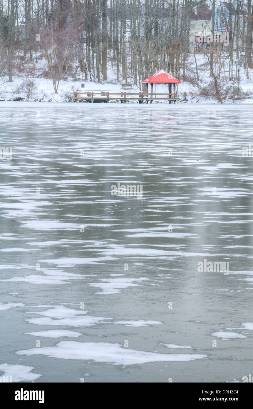 Lake Elkhorn in Columbia, Maryland gefroren und mit Schnee bedeckt. Stockfoto
