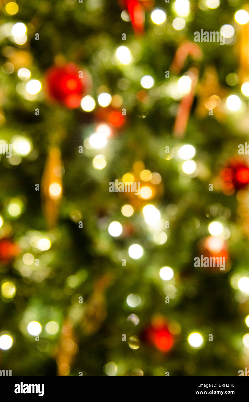 Soft Focus Nahaufnahme eines Weihnachtsbaumes mit seiner Dekoration Stockfoto