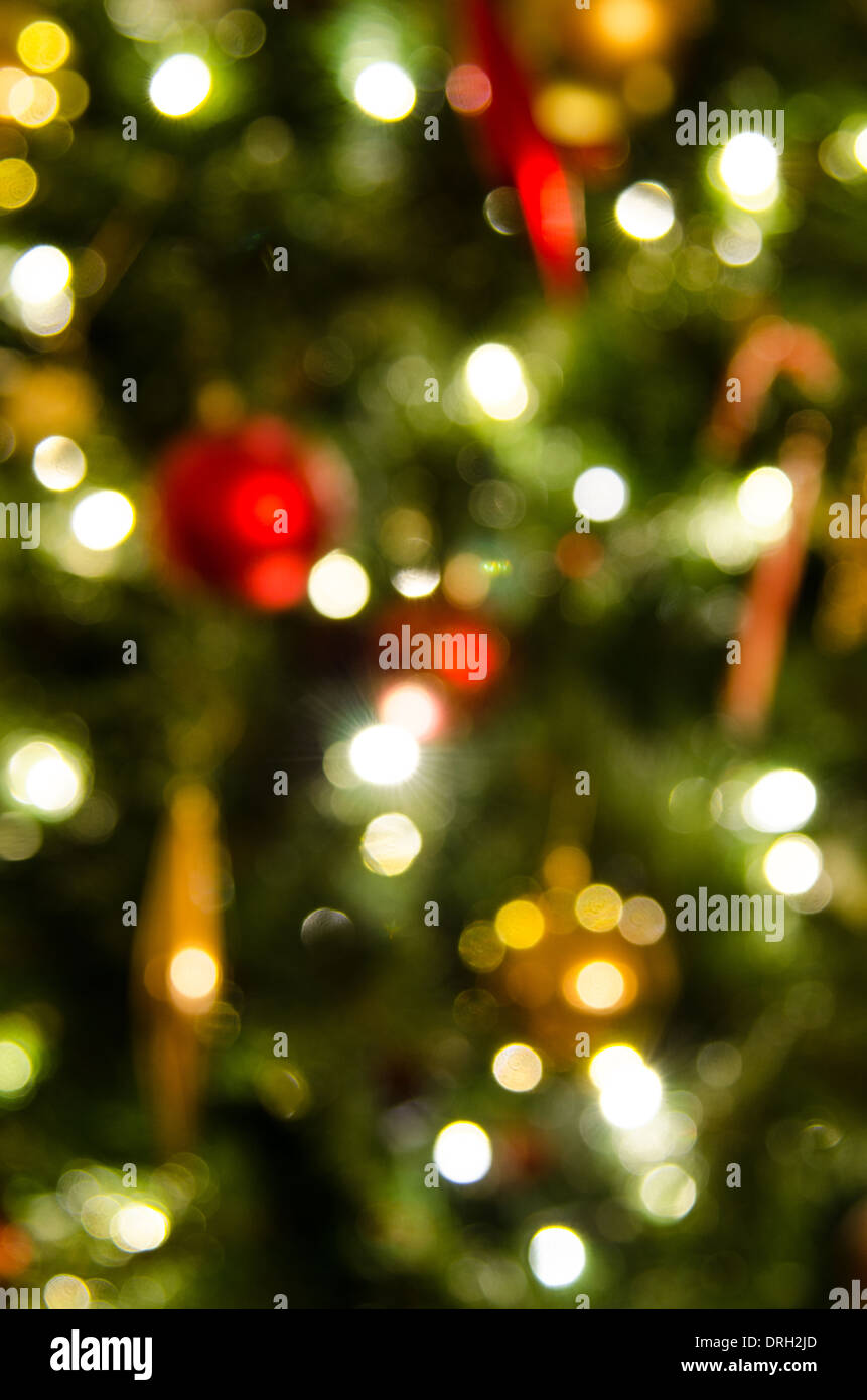 Soft Focus Nahaufnahme eines Weihnachtsbaumes mit seiner Dekoration Stockfoto