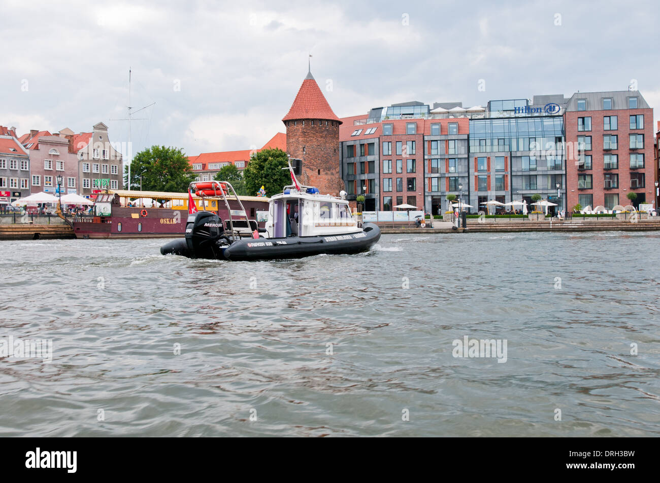 Schwan-Turm (Mitte) und Danzig Hilton Hotel (rechts) über Motlava Fluss in Danzig, Polen Stockfoto