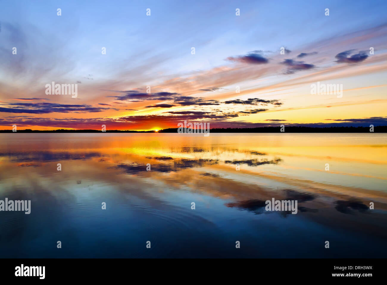 Fantastische Farben des Sonnenuntergangs. Lake Pongomozero, Nord-Karelien, Russland Stockfoto