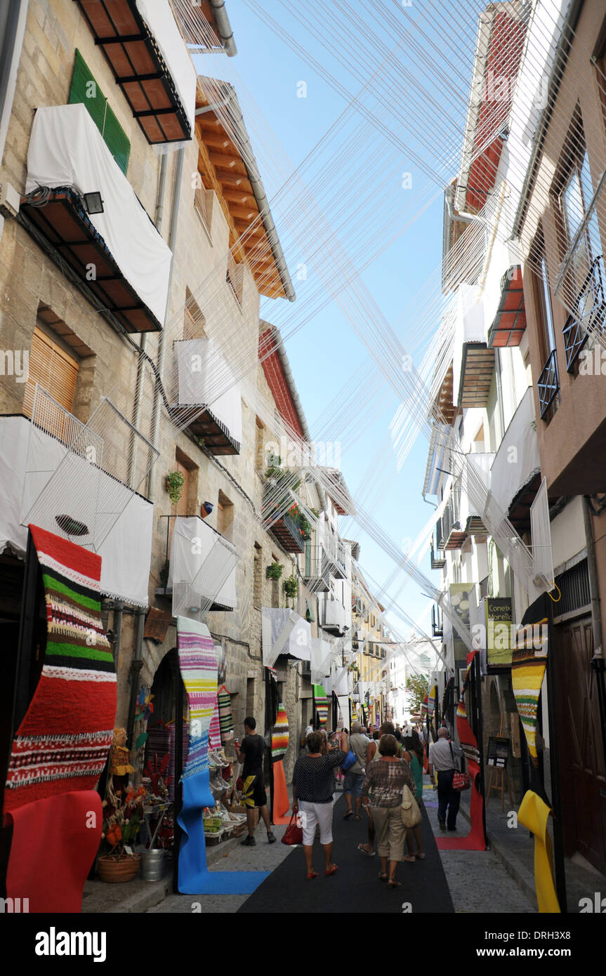 Straßen von Morella (Spanien) dekoriert mit handgeschöpftem Papier Handwerk für die Feier der Sexenni Stockfoto