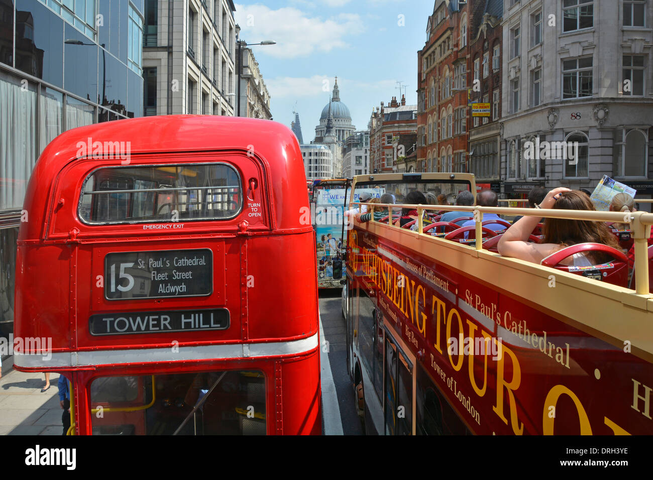 Passagiere auf offene Top Sightseeing Tour-Bus im Stau neben Nummer 15 Routemaster Doppeldecker rot London bus Stockfoto