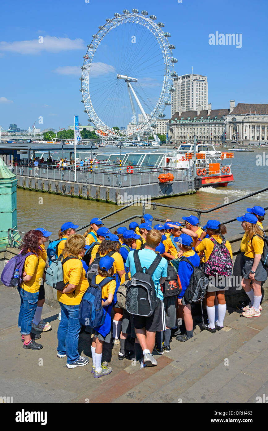 Kinder in bunten Schuluniform mit Lehrern an Themse Stockfoto