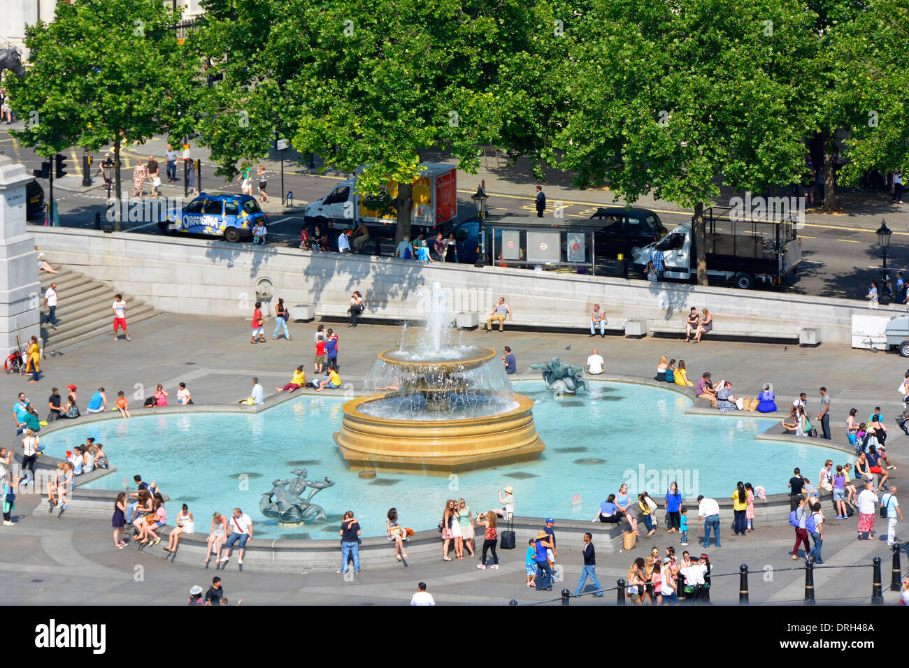 Blick hinunter auf Trafalgar Square und Touristen auf einer der Brunnen Stockfoto