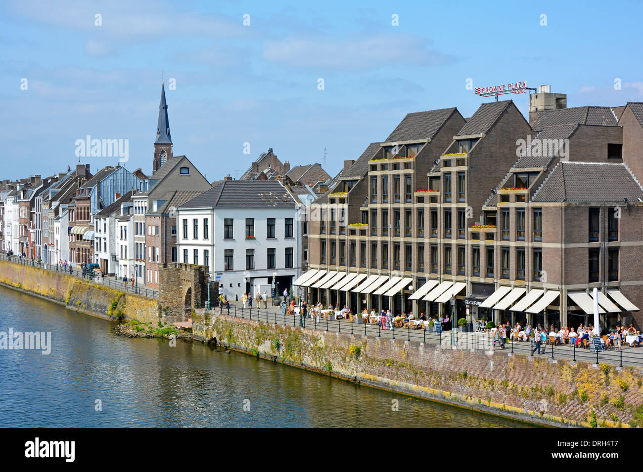 Stadt Maastricht modernes Gebäude Crowne Plaza Hotel am Fluss Maas mit traditionellen Gebäuden am Wasser und Kirchturm außerhalb der Niederlande EU Stockfoto