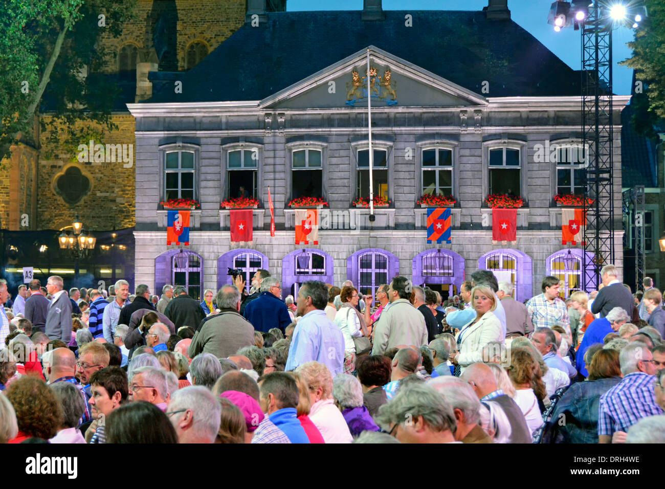 Maastricht City Publikum auf dem beleuchteten Vrijthof Platz während der Pause bei einem André Rieu Outdoor-Musikkonzert an einem warmen Sommer Juli Abend limburg EU Stockfoto