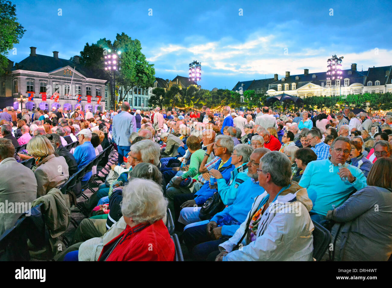 Maastricht Limburg Niederlande saß während der Pause beim André Rieu-Musikkonzert am lauen Juli-Sommerabend auf einem beleuchteten Vrijthof-Platz Stockfoto
