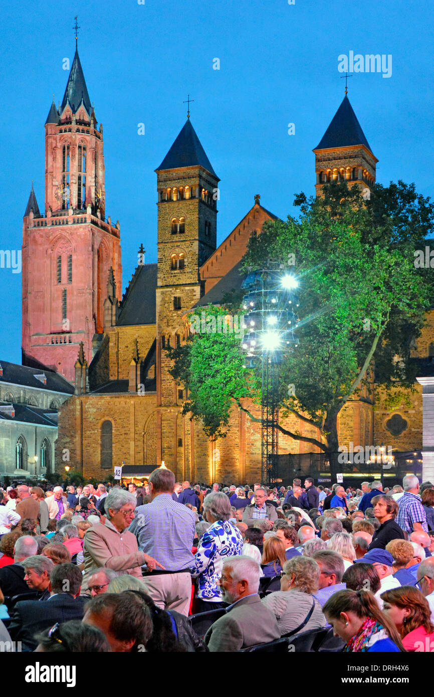 Maastricht Vrijthof Square mit Flutlicht beleuchtete Kirchengebäude und Publikum am Vrijthof Platz während der Pause beim André Rieu Musikkonzert an warmen Sommerabenden Stockfoto