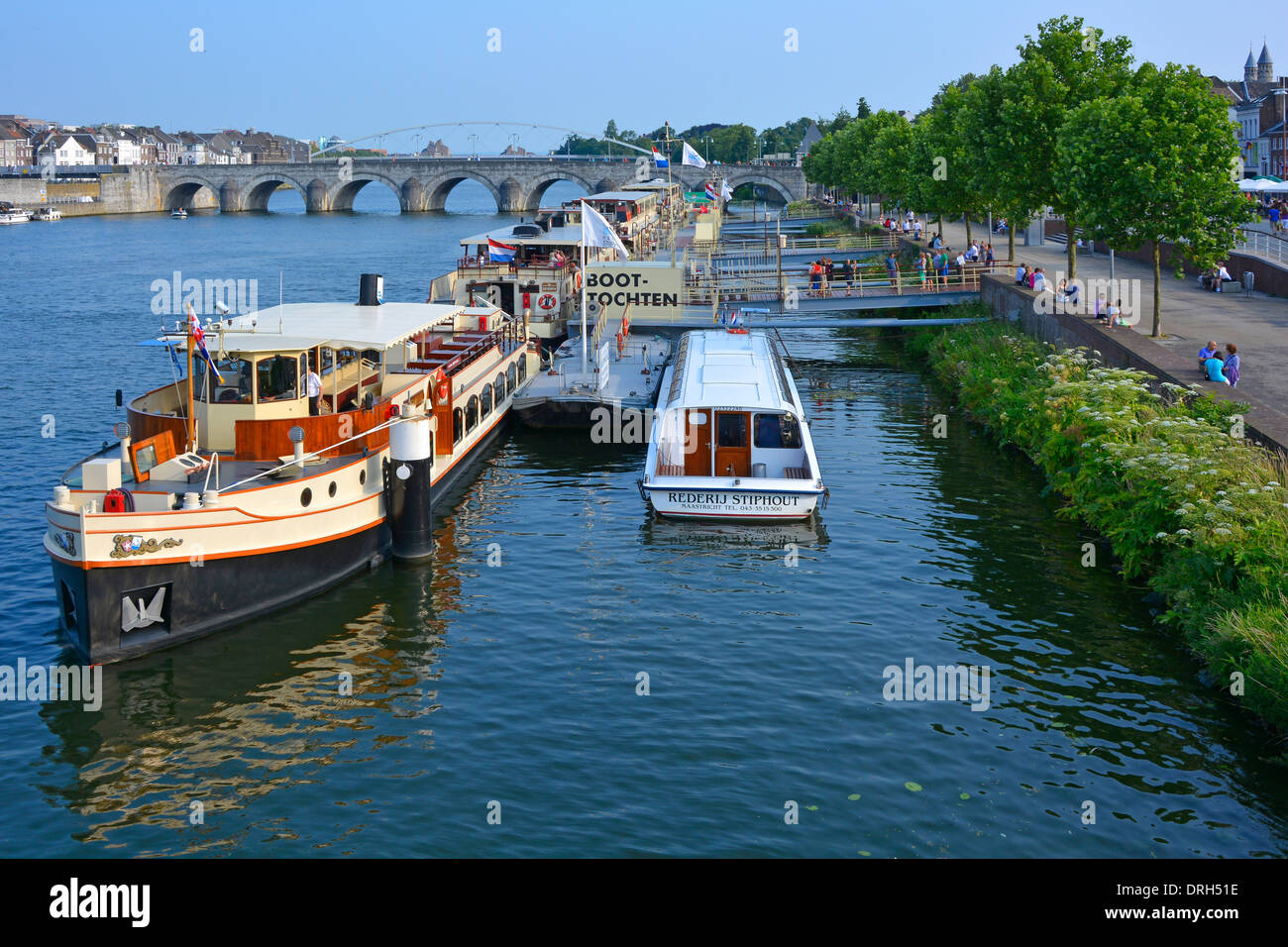 Maastricht Ende des Sommertages Flussschifffahrt auf der Maas mit der Sint Servaasbrug St Servatius Brücke jenseits von Limburg Niederlande EU Stockfoto