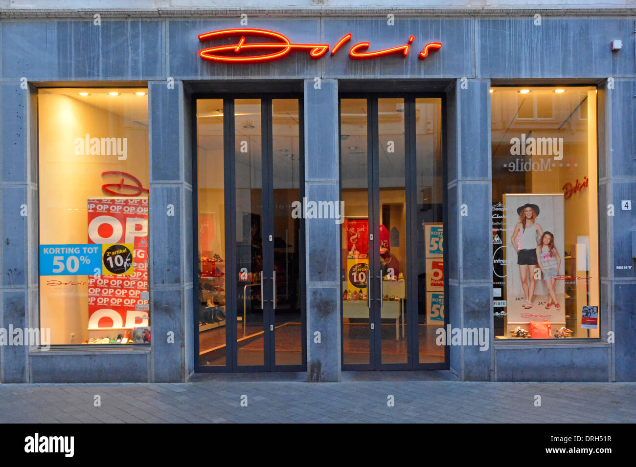 Einkaufsstraße Maastricht City Dolcis Schuhgeschäft Business-Markenlogo über dem Vordereingang und den Fenstern in Maastricht, Limburg, Niederlande Europa EU Stockfoto