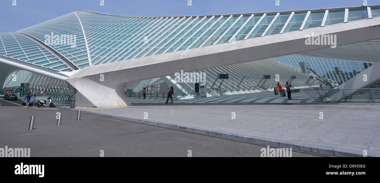 Äußere der Passagiere Oberer Eingang in Lüttich Bahnhof mit ungewöhnlichen Form moderne Gebäude aus Glas dach über Zugang zu Zügen und -plattformen Stockfoto