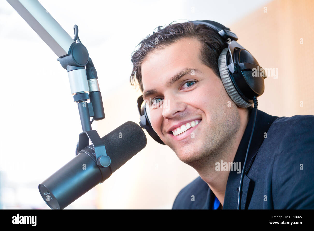 Moderator oder einem Host Gastgeber Show für Radio Radiosender live im Studio Stockfoto