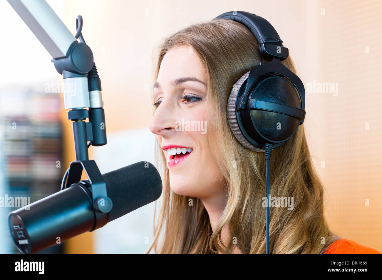 Weibliche Moderatorin oder einem Host Gastgeber Show für Radio Radiosender live im Studio Stockfoto