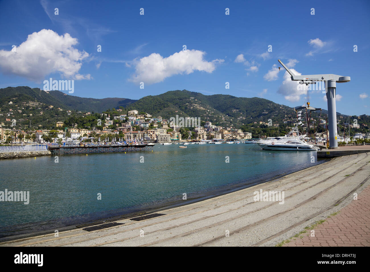 Küste und Porto Carlo Riva Marina mit Tauchen Plattform in Rapallo, Genua, Ligurien, italienische Riviera, Italien Stockfoto