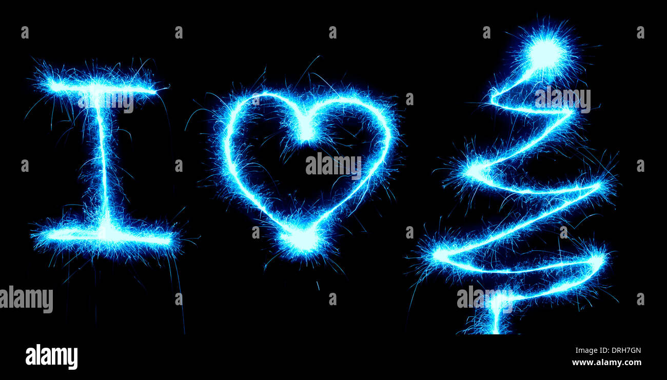 Ich liebe Weihnachten, Herzform und ein Weihnachtsbaum mit einer Wunderkerze Licht auf schwarzen Hintergrund gemacht Stockfoto