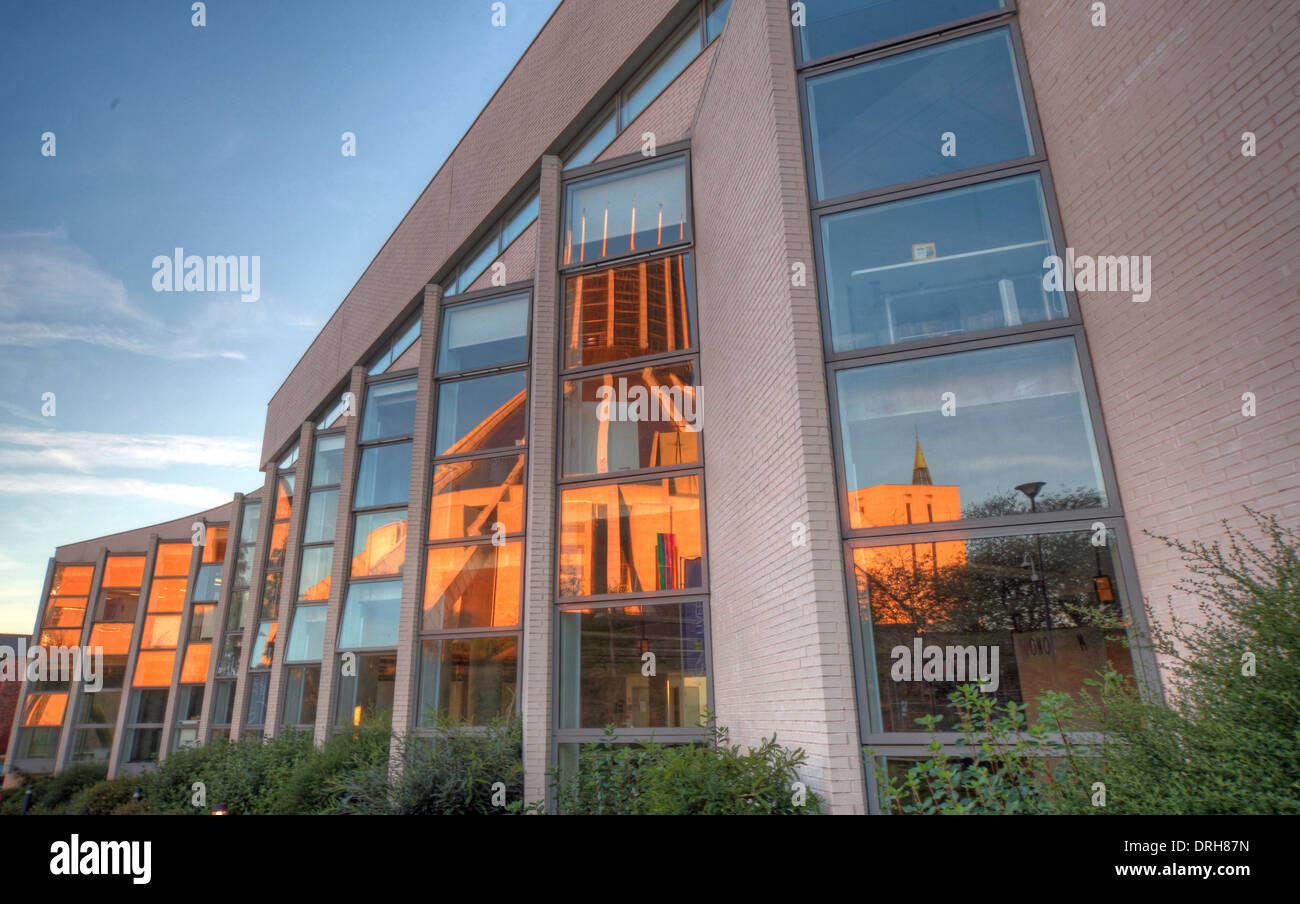 Moderne trifft auf 70er Jahre Liverpool School of Art und Design mit katholischen Metropolitan Kathedrale von Christ der König wider Stockfoto