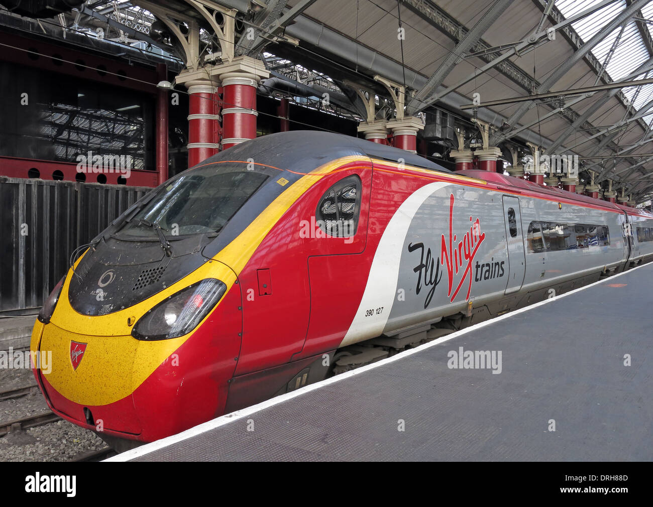 Fliegen Sie natives Züge UK - Liverpool Lime Street zu Euston - rot weiße & graue Lackierung Stockfoto