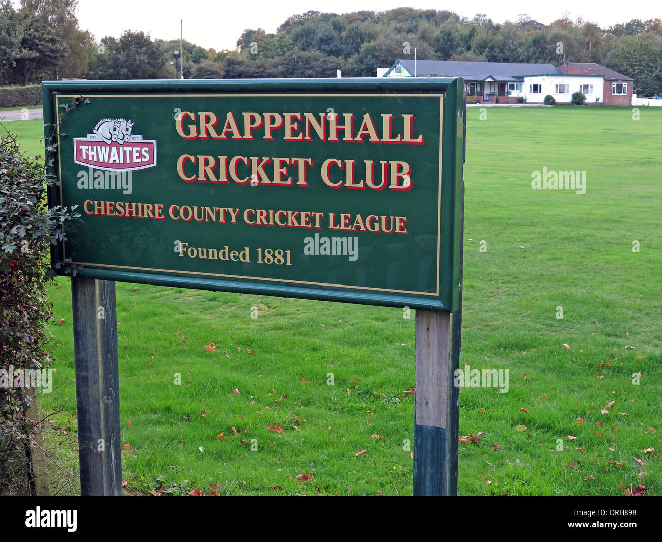Schild vor dem Grappenhall Cricket Club, gegründet 1881, Broad Lane, Cheshire, England, UK Stockfoto