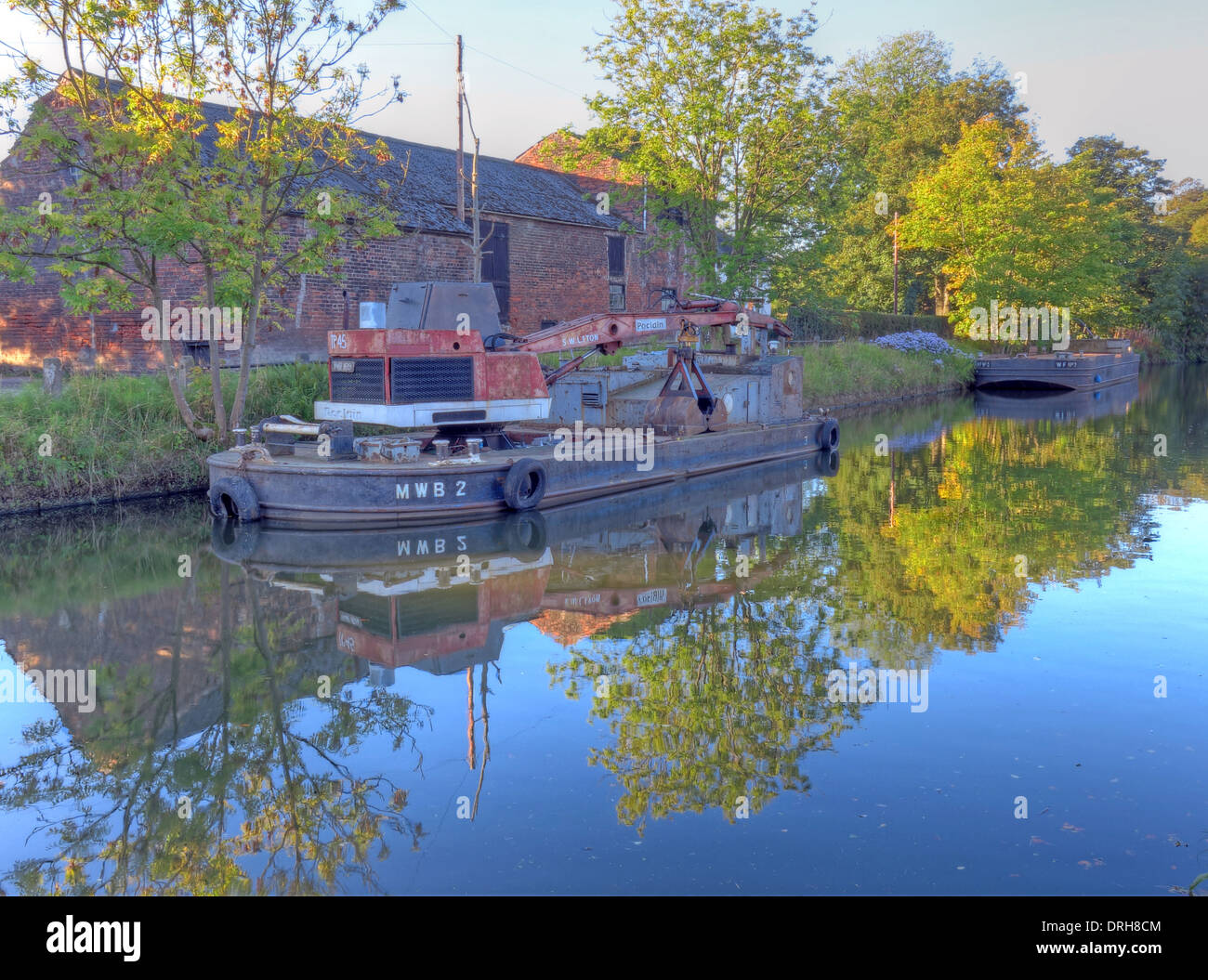 MWB2 genietete Stahl Kran Kahn bei der Arbeit auf dem Bridgewater-Kanal, in der Nähe von Grappenhall, Cheshire, UK Stockfoto