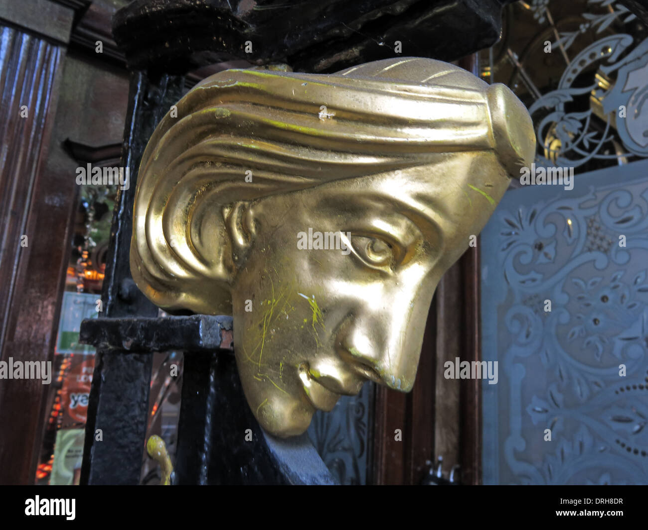 Gold Gesicht am Eingang in die Philharmonie Speisesäle-Kneipe im maritimen Liverpool England UK Stockfoto