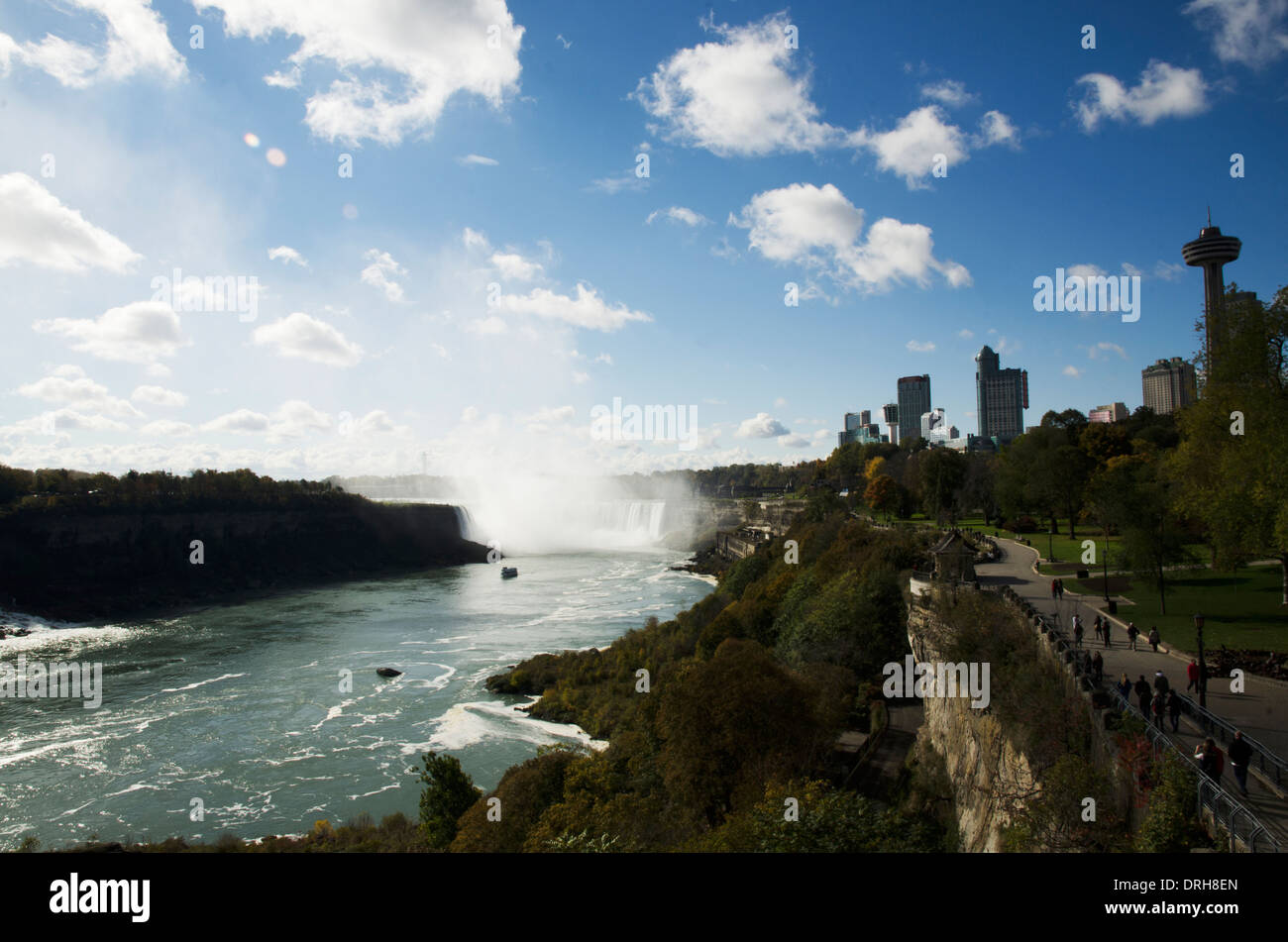 Foto von Niagara Falls, Ontario, Kanada, zeigt Hotels und Tourenboot als auch. Stockfoto