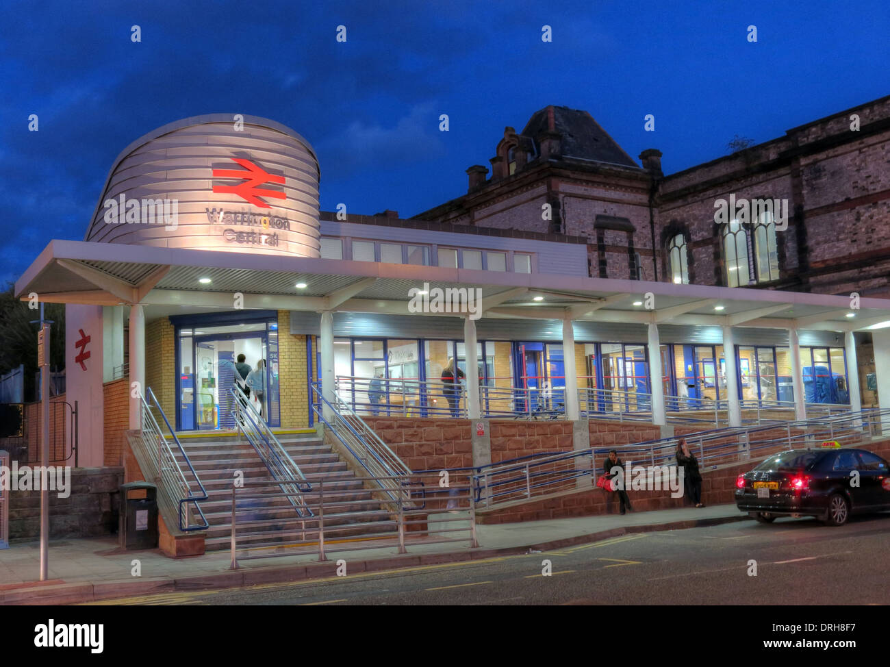 Warrington Central Station, in der Abenddämmerung, Cheshire, England, Großbritannien, WA2 7TT Stockfoto