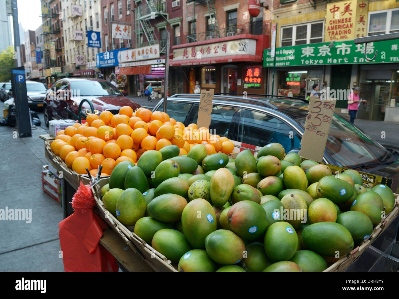 Chinatown-Obst-Markt auf dem Bürgersteig, NYC Stockfoto